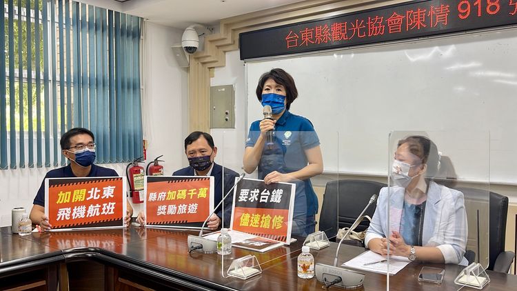 饒慶鈴向中央提出三點訴求，盼能改善台東交通旅遊困境。古和純攝