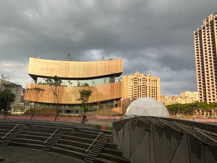 桃園市立總圖書館即將完工啟用，成為藝文特區近年建設題材之一。楊明峰攝