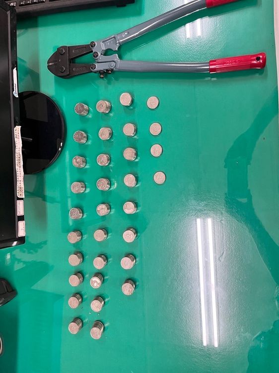 警方查獲陳嫌犯案的破壞剪和竊取的零錢。民眾提供