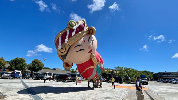 台東糖廠中午因風勢過大，媽祖球立球困難，操作人員手忙腳亂操作展球。古和純攝