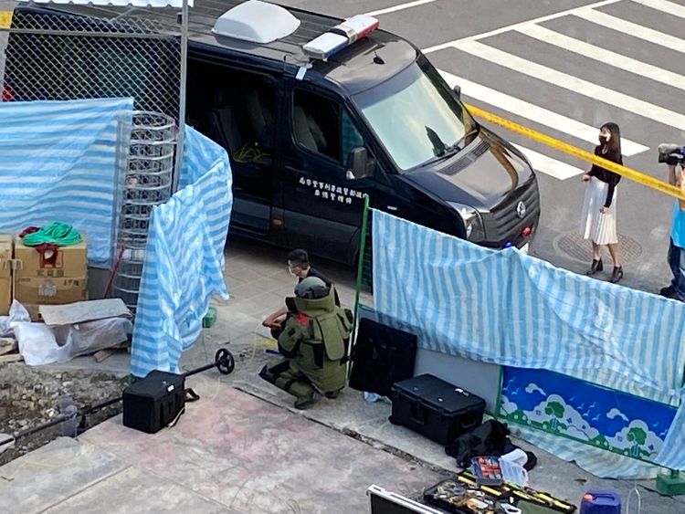 鑑識人員到場拆除疑似爆裂物的不明物體。民眾提供