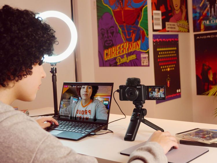 每天要花八小時以上看電腦，手機執行業務，眼睛疲勞越發嚴重。示意圖／業者提供