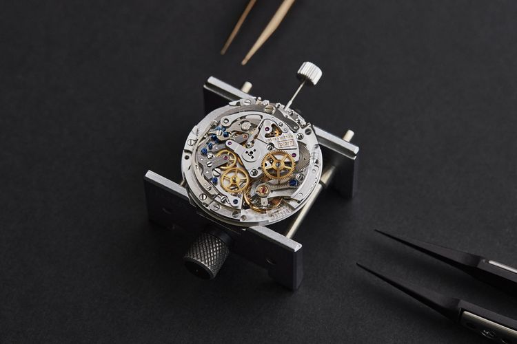 Tambour Twenty錶款搭載以ZENITH El Primero高振頻機芯為基礎的LV277型自動上鍊計時碼錶機芯。品牌提供