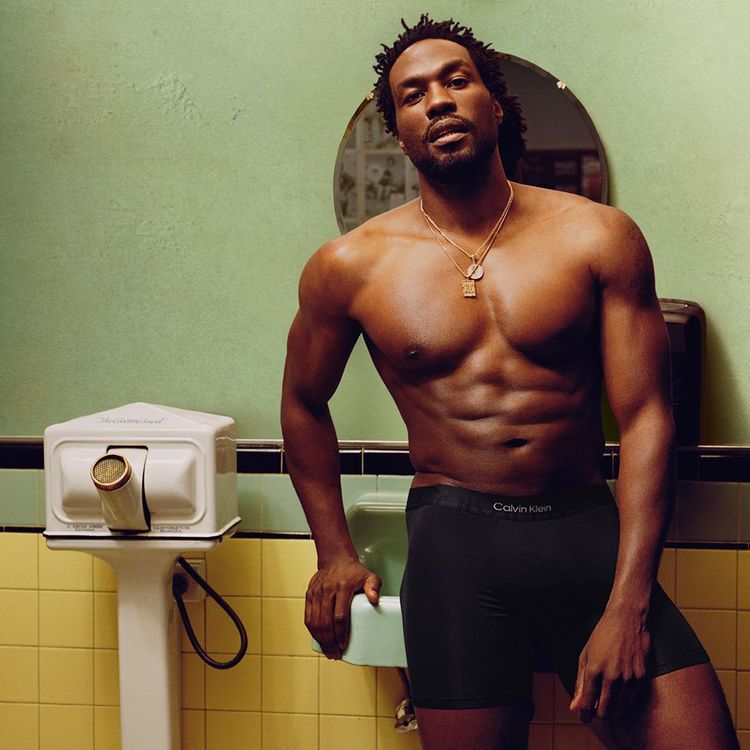 曾在電影《水行俠》中飾演反派的非裔男星Yahya Abdul-Mateen II，在廣告中展現結實的肌肉曲線。品牌提供