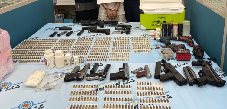 起獲長短槍與子彈。台南查緝隊提供
