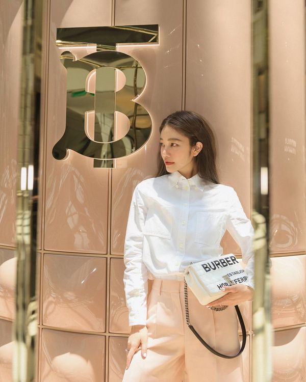 在許路兒的IG上，可完全看出她對BURBERRY的喜愛，還受邀出席品牌日前在BELLAVITA舉辦的快閃店活動。翻攝lurehsu IG