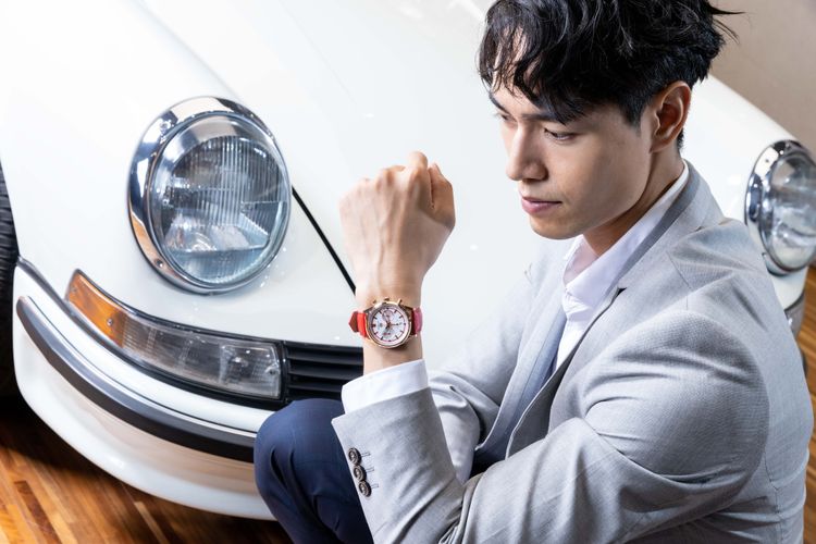 另款聯名腕錶，品牌引入保時捷標誌性的御林軍紅色。品牌提供