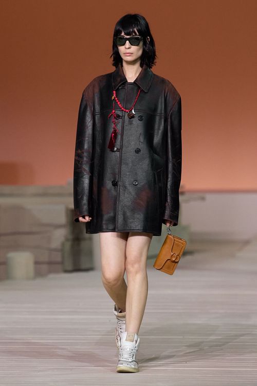 採用復刻工藝縫製而成的皮革夾克，奠定了COACH 2023春夏的標誌性風格。品牌提供