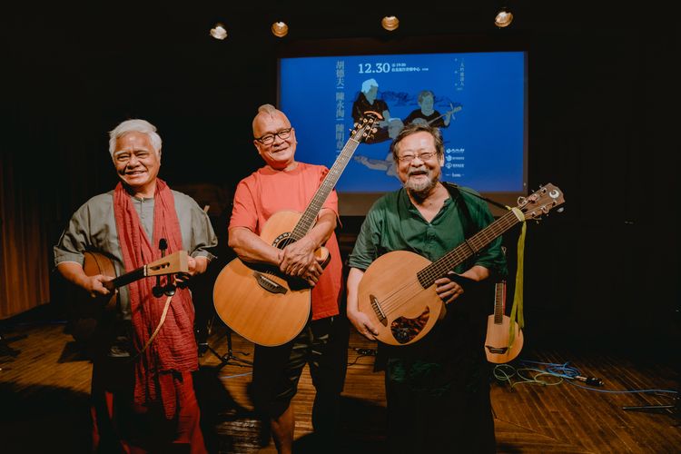 胡德夫（左起）與陳永淘、陳明章是多年老友。客委會提供