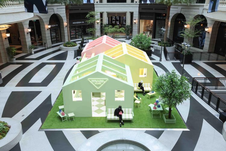 Prada Village以小鎮形象打造出繽紛多彩的期間限定店。品牌提供