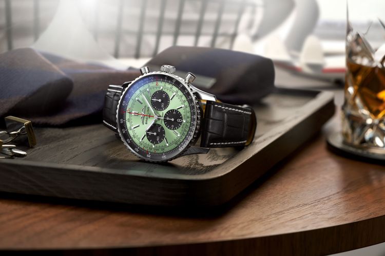 百年靈Navitimer 43mm精鋼薄荷綠面計時飛行錶，27萬2000元。品牌提供