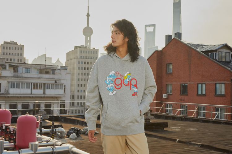 GAP與《藍色小精靈》聯名衫將GAP標誌與小精靈們結合，創造逗趣活潑感。品牌提供