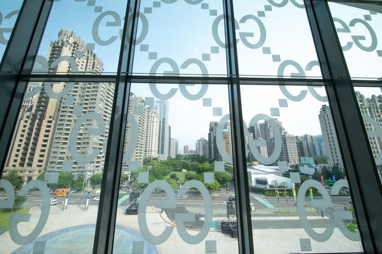 台中國家歌劇院正門的曲線玻璃帷幕覆上經典GG圖騰窗貼。品牌提供