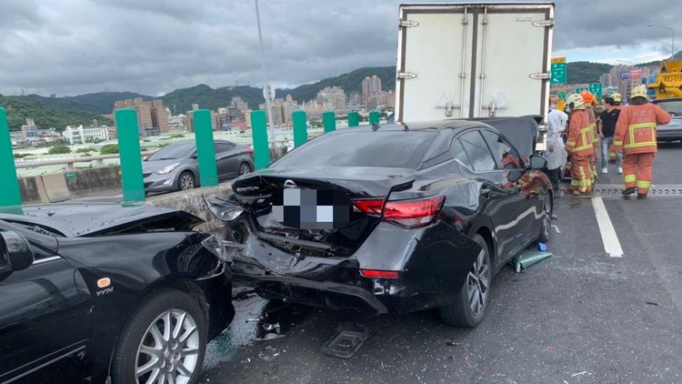 車禍造成6車連環撞。林口警分局提供