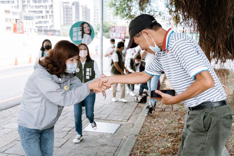 民進黨新竹市長參選人沈慧虹今天（6日）前往新源市場拜票。沈慧虹競辦提供