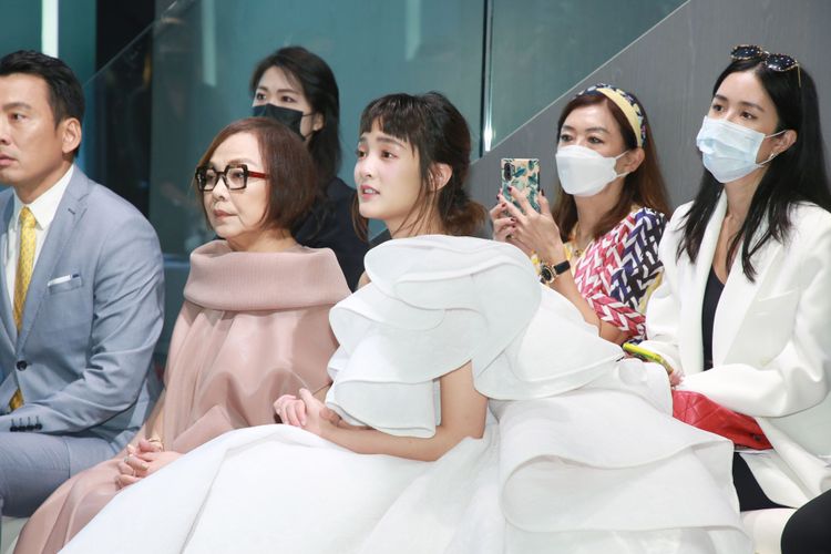 王淨（右）在林莉（中）的陪同下專心看秀。朱世閎攝