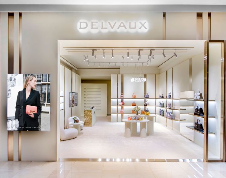 比利時精品DELVAUX自即日起至明年2月28日止，於台中大遠百開出期間限定店。品牌提供