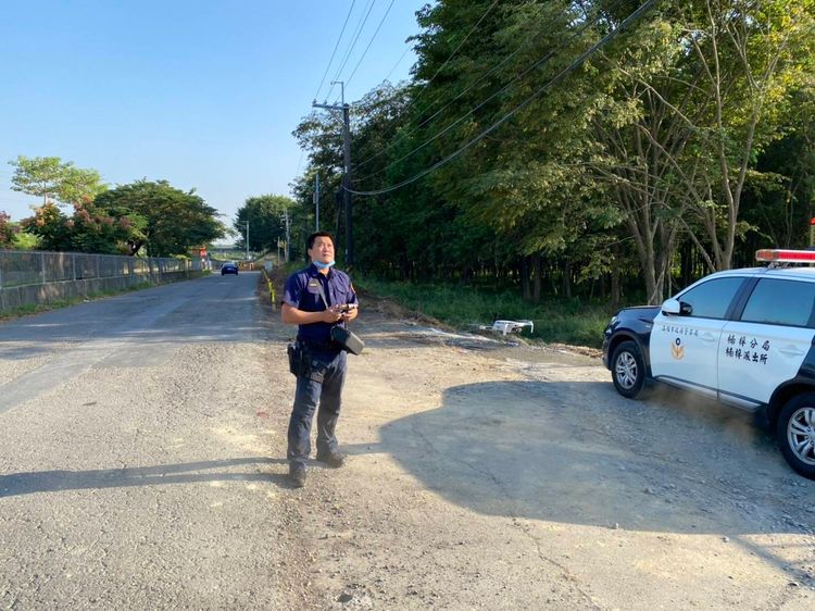 警方昨天下午出動空拍機，在後勁溪發現疑似陳婦的遺體。讀者提供