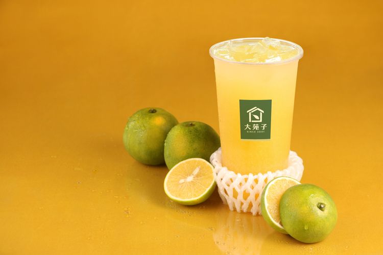 大苑子台灣鮮搾柳丁綠大杯70元，3天連假買2送1。業者提供