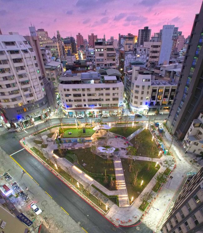 釀46人死、43人受傷的高雄城中城大樓已拆除，原址改闢的「府北公園」今正式對外開放。高市府提供