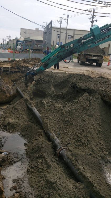 水利局、水公司派員灌漿搶修。水利局提供