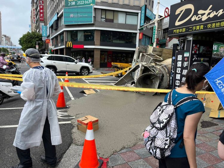 水泥車翻覆後，車內水泥撒了滿地。翻攝畫面