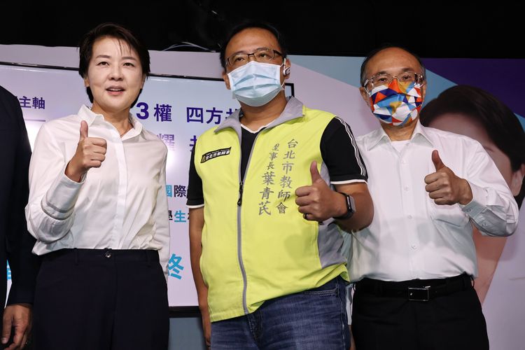 曾燦金(右)出席黃珊珊(左)記者會。葉志明攝