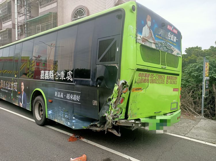 公車車尾受損。民眾提供