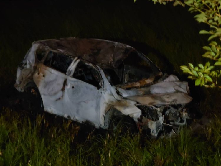 轎車燒成廢鐵，車內一具焦屍。民眾提供