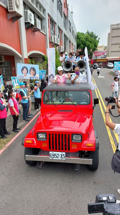 柯志恩今早完成登記後，立即車隊遊行回市黨部。凃建豐攝