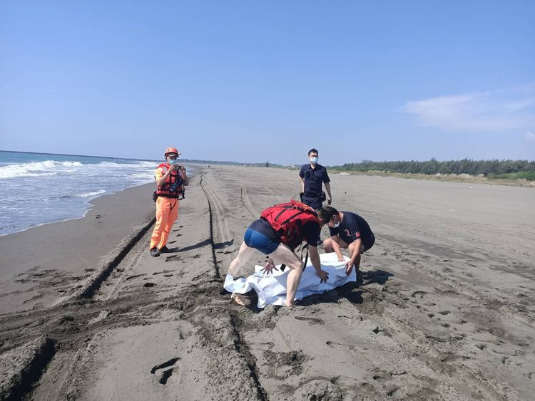 南區鯤鯓海邊溺水者，經搜救上岸已明顯死亡。民眾提供