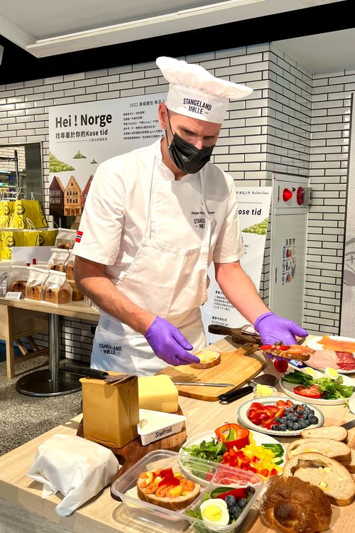 斯坦格蘭磨坊總監主廚Jesper現場示範道地吃法。陳志淵攝