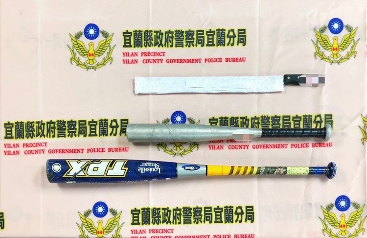 警方起出作案用刀械及棍棒。讀者提供