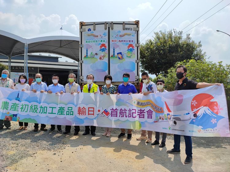 農糧署在台南玉井舉辦外銷封櫃儀式，８項農產初級加工品將空運日本。王志弘攝
