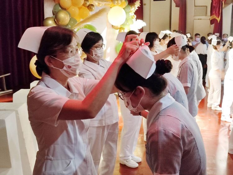 師長替學生配戴護士帽。王志弘攝