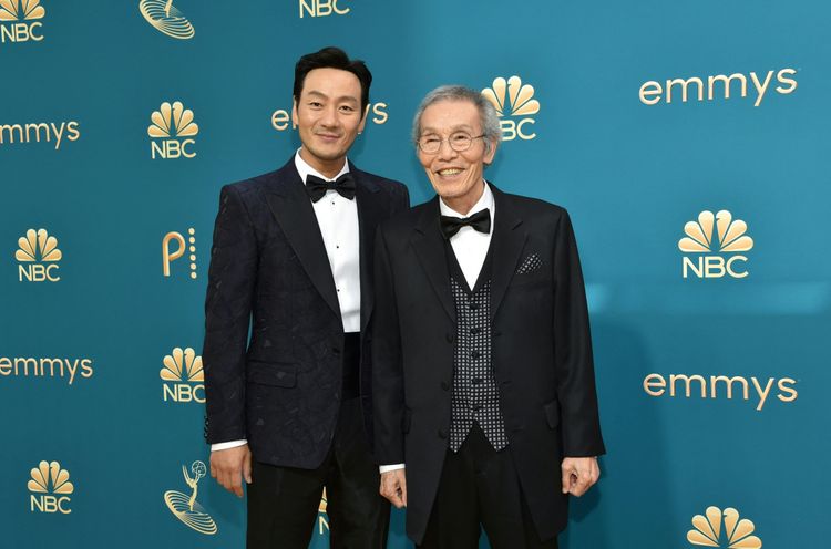 《魷魚遊戲》朴海秀(左)和 吳永洙一起走紅毯。美聯社