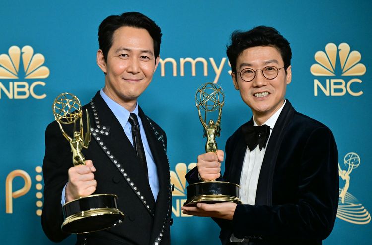 李政宰（左）、黃東赫以《魷魚遊戲》分別獲頒戲劇類視帝、導演獎，為韓國爭光。美聯社