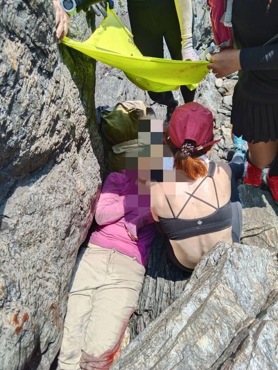 受傷婦人年約60歲，獨自攀爬蘇澳鎮烏岩角，疑從高處摔落卡在石縫，救出時已無生命徵象。讀者提供