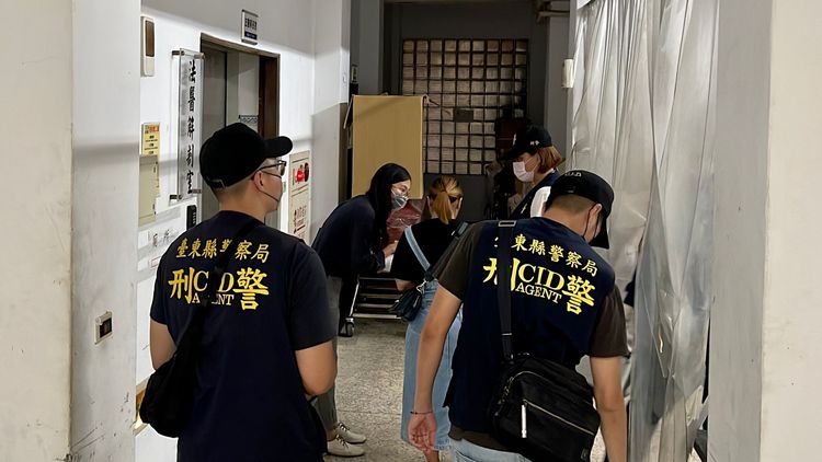 檢警會同法醫今晚在台東殯儀館相驗遺體釐清死因。古和純攝