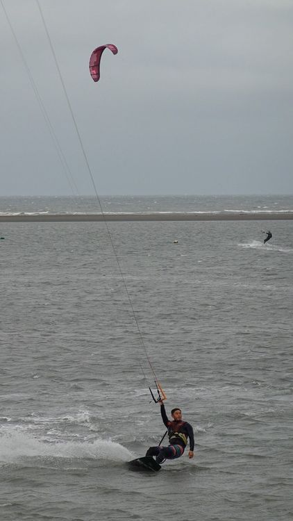 風箏衝浪結合風箏與浪板，玩家可利用海風做出多項空中翻滾帥氣動作，馳騁水濱。魏嘉良攝