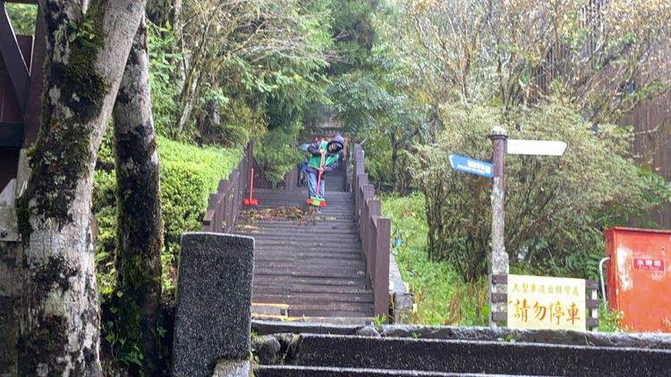 工作人員檢視園區設施及維護。羅東林管處提供