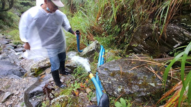 宜蘭太平山受颱風影響雨勢不小，工作人員於颱風遠離後，檢視園區設施及維護。羅東林管處提供