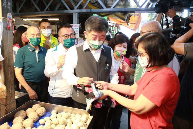 支持者拿競選旗幟加工的包包給陳時中簽名。朱世閎攝