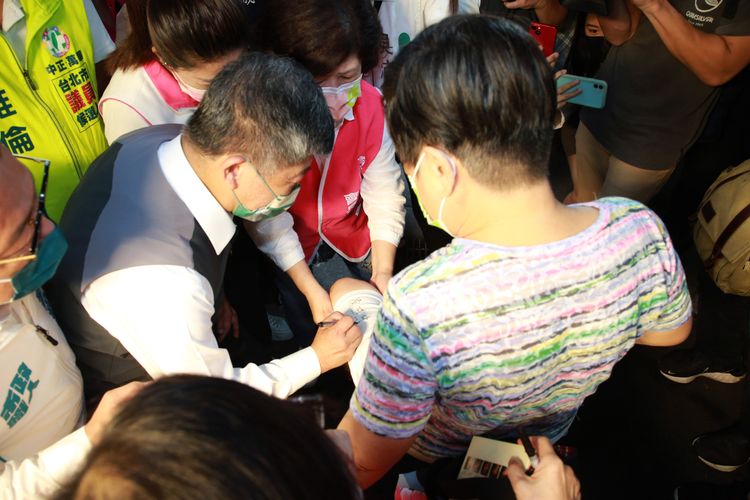 有民眾請陳時中再褲子上簽名。朱世閎攝