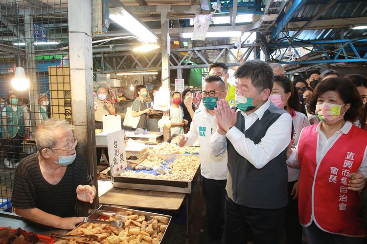 陳時中對支持者合掌致意。朱世閎攝