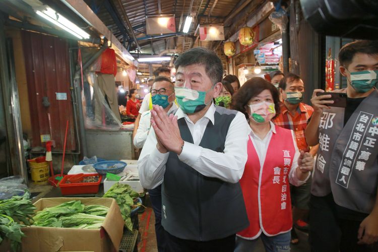 陳時中合掌向直興市場攤商拜票。朱世閎攝