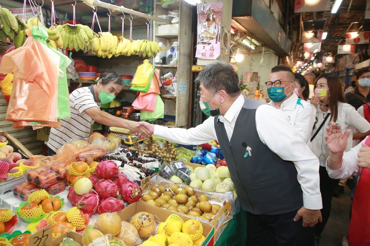 陳時中與攤商握手。朱世閎攝