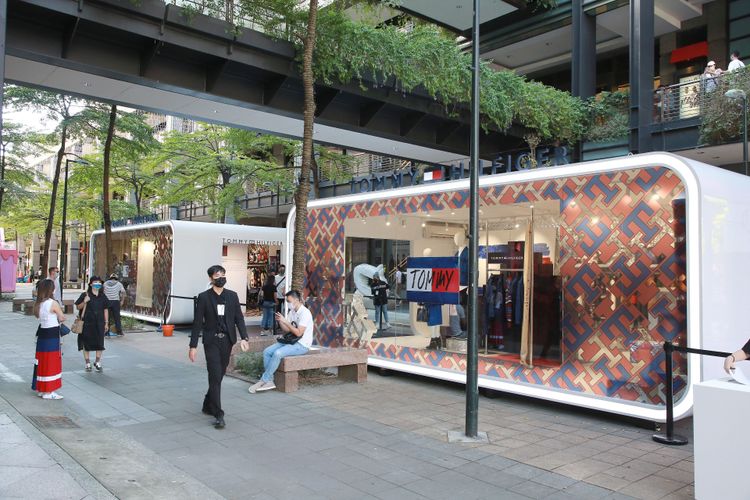 TOMMY HILFIGER快閃店分為兩大區塊，其一陳列TH Monogram全新印花系列，另一空間則布滿品牌與英國設計師Richard Quinn聯名膠囊系列。朱世閎攝