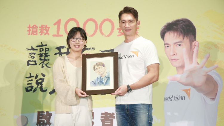 温昇豪（右）開心收到自畫像。朱世閎攝