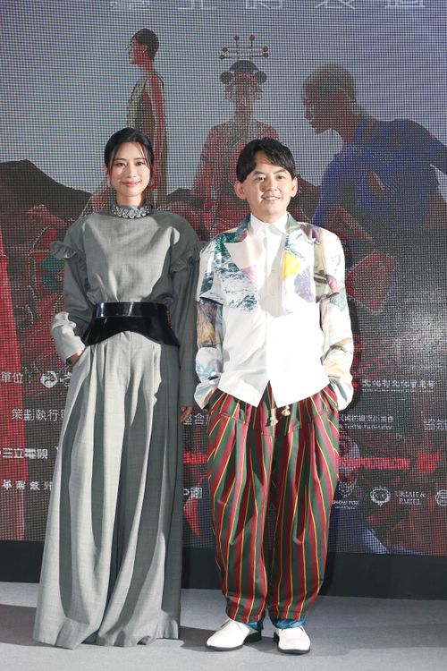 趙岱新（做）今穿台灣設計師品牌Yentity服裝，展現剛柔並濟的設計風格；黃子佼以Be Homme服飾亮相。朱世閎攝